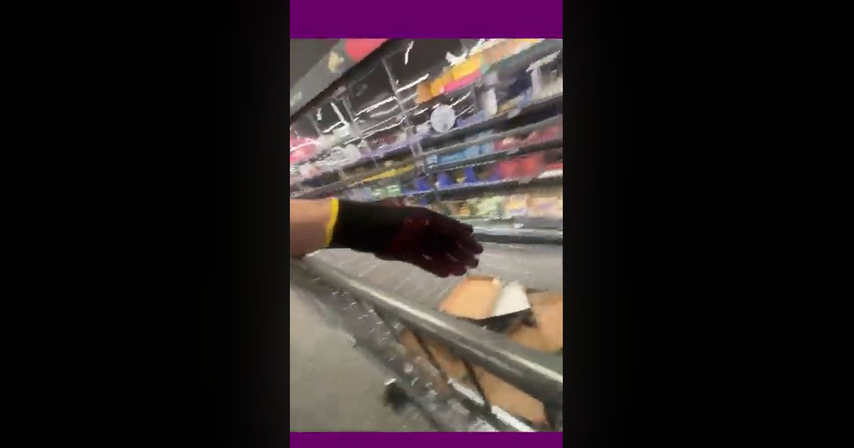 Pracownik dyskontu nagrał to i wstawił do sieci. Internauci zahipnotyzowani jego zachowaniem