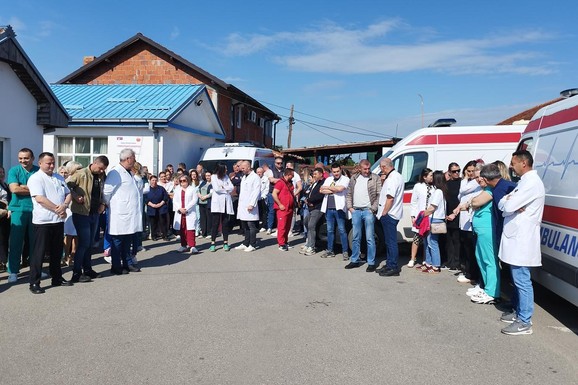 DRUGI DAN OKUPLJANJA NA KIM Zaposleni u KBC Gračanica i u OŠ "Sveti Sava" u Sušici organizovali mirne demonstracije zbog hapšenja petoro Srba (FOTO)