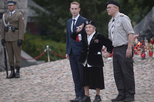 Wanda Traczyk-Stawska podczas uroczystości przed pomnikiem Polegli – Niepokonani na Cmentarzu Powstańców Warszawy na Woli.
