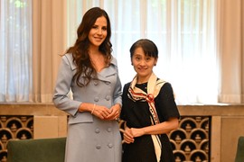 Tamara Vučić za prijem kod supruge premijera Japana odabrala PLAVU MANTIL HALJINU: Stajling upotpunila CIPELAMA iste nijanse i ŠIROKIM TALASIMA u kosi