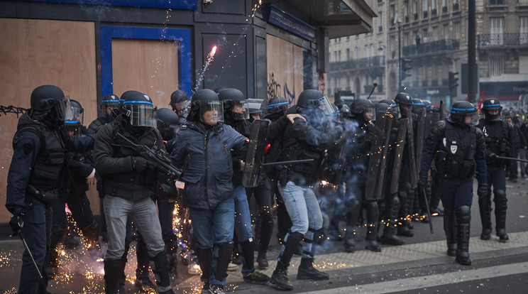 A rendőrök lába alatt szó szerint szikrázott a talaj, nem kímélték őket a  nyugdíjreform ellen tiltakozók /Fotó: Getty Images