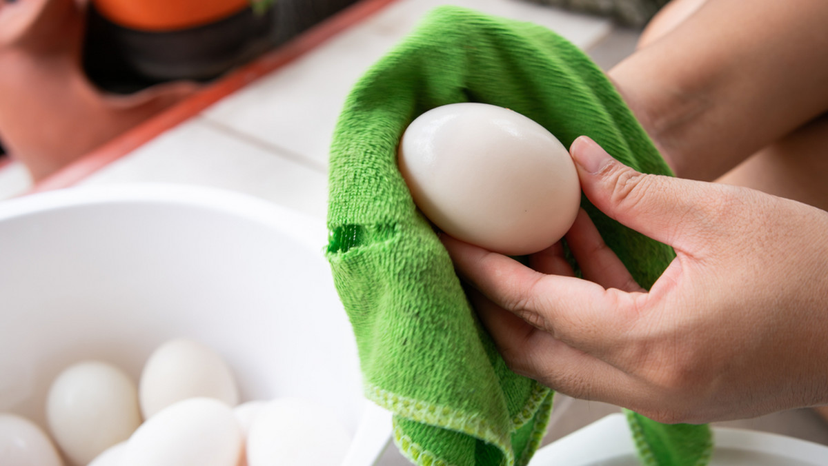 Tak sprawdzisz, czy jajka są świeże. Oto pięć niezawodnych sposobów