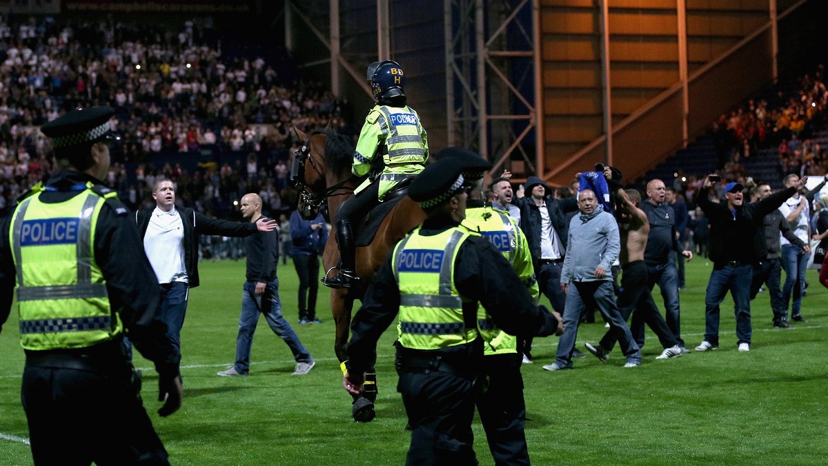 Do dantejskich scen doszło po meczu Pucharu Ligi Angielskiej pomiędzy Preston, a Blackpool. Po tym jak dziesiątki kibiców wtargnęły na boisko, doszło do zamieszek, potrzebna była pomoc staży konnej. Jednak jej niefortunna interwencja spowodowała stratowanie stewardów pilnujących porządku.