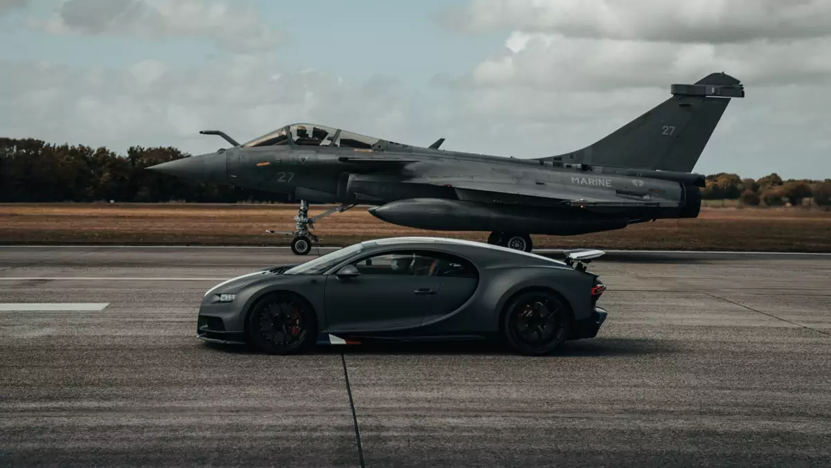 Bugatti Chiron Sport kontra myśliwiec Dassault Rafale Marine 