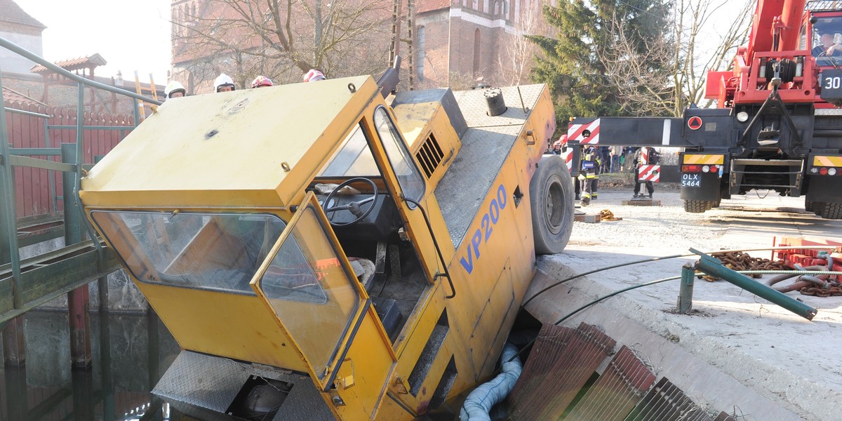 Walcem wjechał po pijaku do rzeki