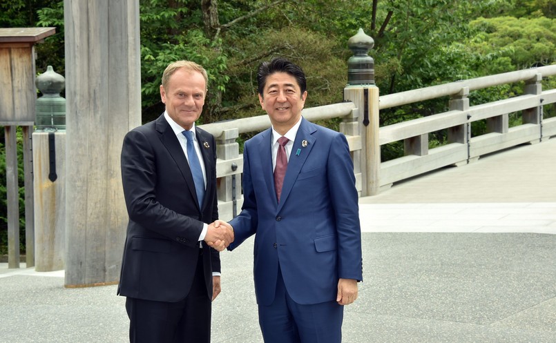 Przewodniczący Rady Europejskiej Donald Tusk i japoński premier Shinzo Abe