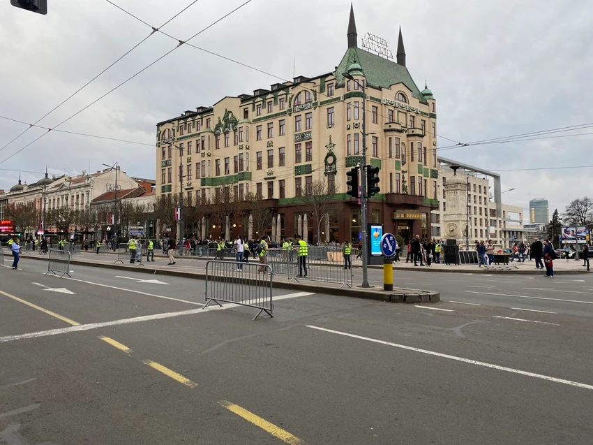 Postavljanje zaštitnih ograda na Terazijama