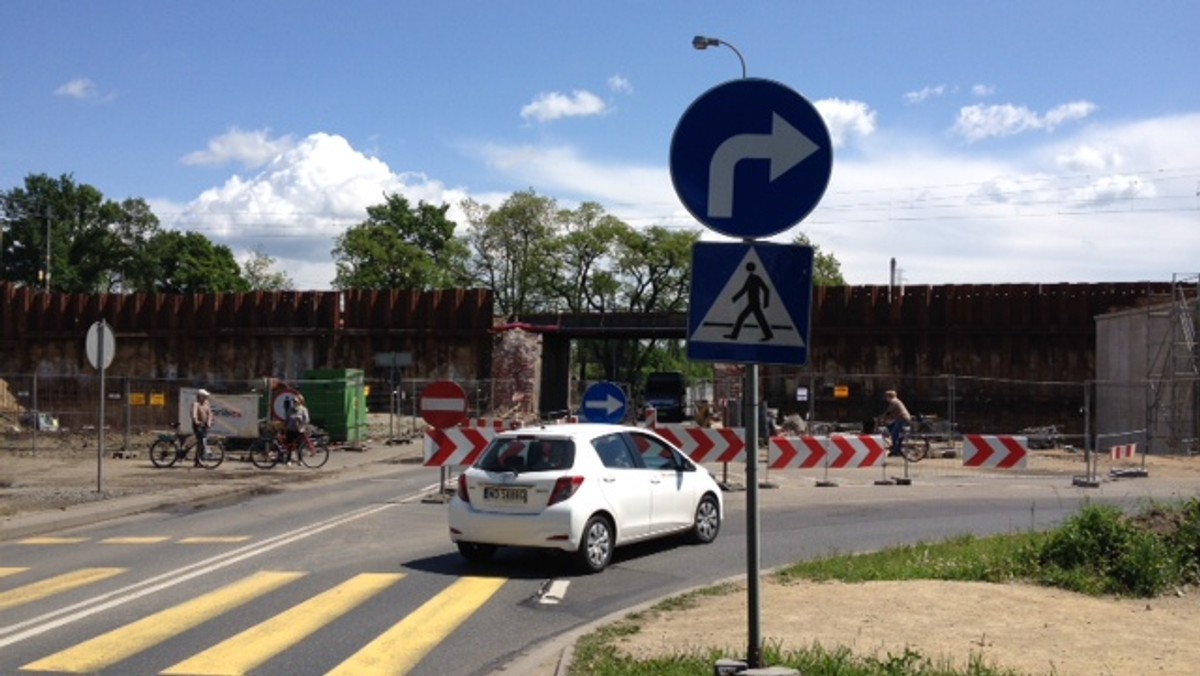 Rozpoczął się kolejny etap przebudowy wiaduktu kolejowego nad ulicą Starogroblową we Wrocławiu. Tym razem prace wymagają jednak pewnych ograniczeń. Pod wiaduktem bez problemów przejechać mogą jedynie samochody i autobusy jadące od centrum w kierunku Kozanowa. W drugą stronę wytyczono objazdy. I tak będzie przez najbliższe 4 miesiące. Dlatego zarówno kierowcy, jak i pasażerowie podróżujący autobusami muszą liczyć się z utrudnieniami, szczególnie w godzinach szczytu.