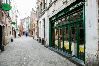 Restauracje zamknięte, więc Belgowie jeżdżą do lokali w Holandii. A liczba zakażonych koronawirusem znowu wzrosła