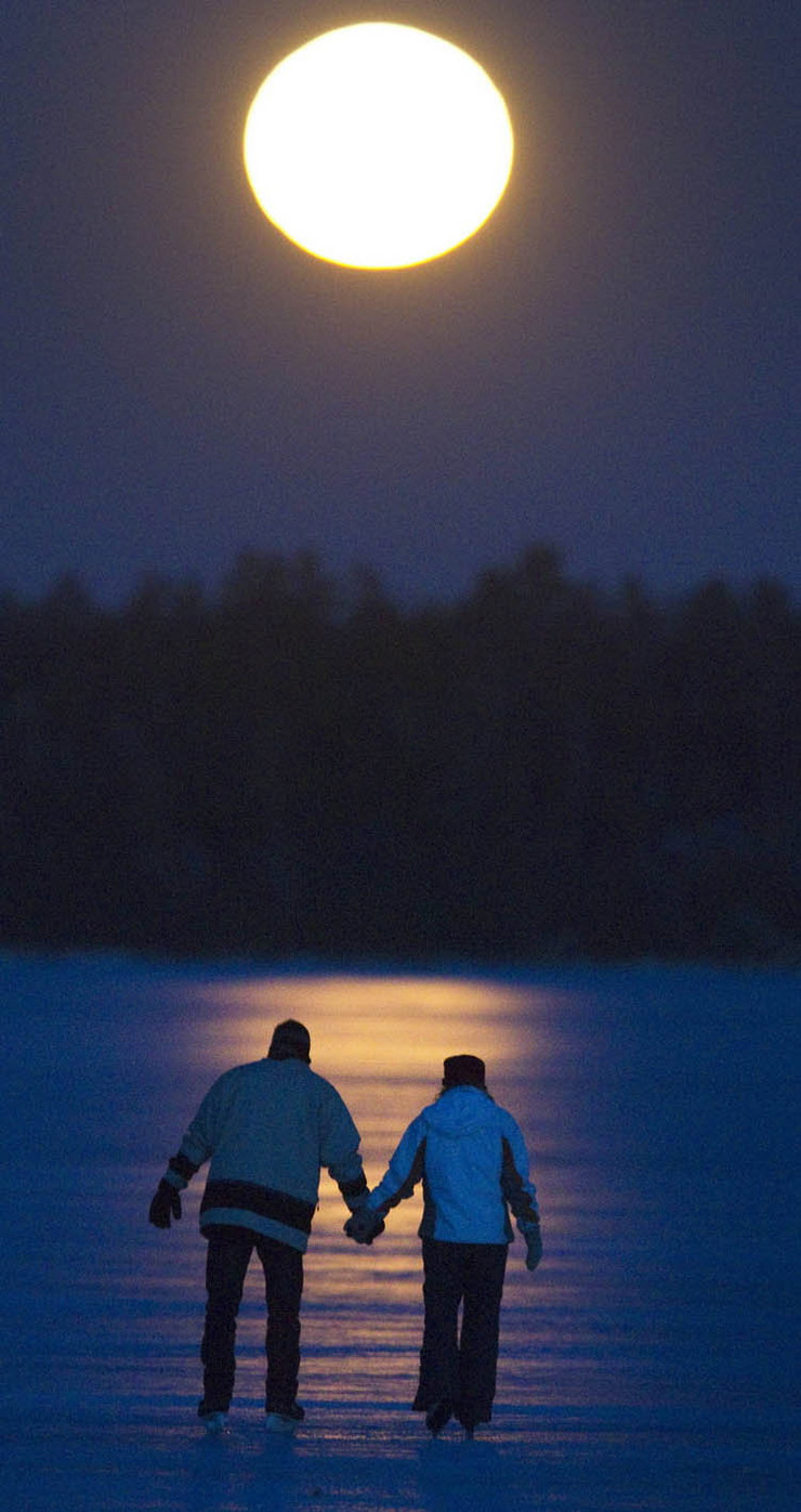 Pun Mesec iznad jezera u Otariju (Kanada)