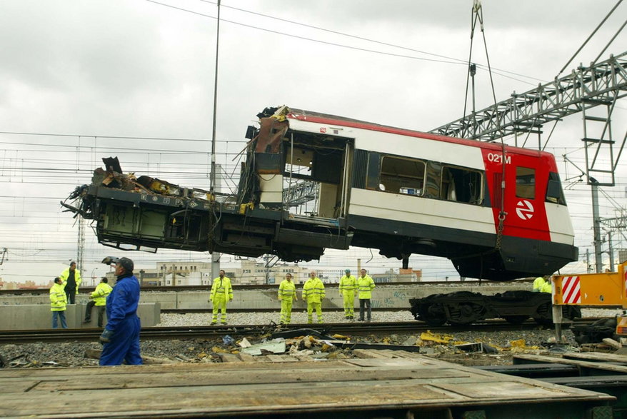 Wrak pociągu podmiejskiego po ataku z 11 marca 2004 r.