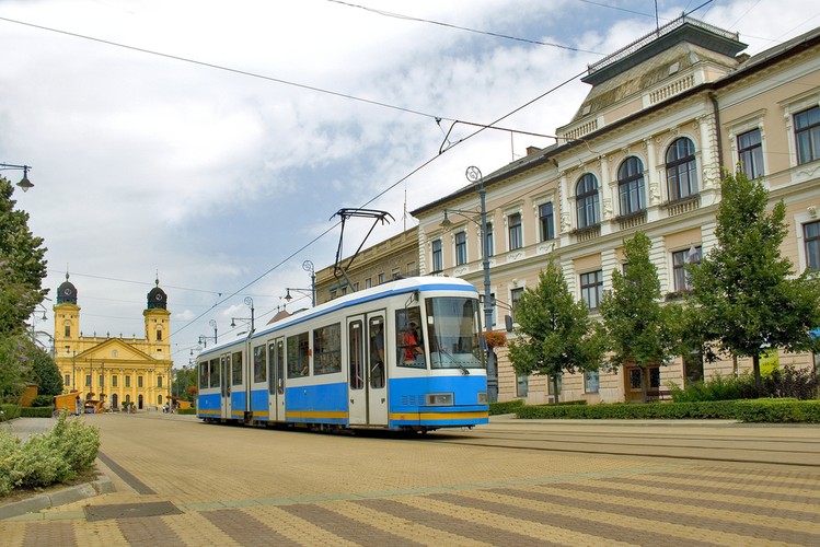 11. Wielka Równina Północna na Węgrzech (Észak-Alföld) – PKB na mieszkańca w PPS wynosił tu 10 100 euro i stanowił 41 proc. średniej UE. Region obejmuje powierzchnię ponad 17 700 km kw. W jego skład wchodzą okręgi Hajdú-Bihar, Jász-Nagykun-Szolnok i Szabolcs-Szatmár-Bereg. Észak-Alföld to jednocześnie jedna z największych równin na świecie. Stolicą regionu jest miasto Debreczyn, drugie największe miasto regionu po Budapeszcie. Na zdjęciu: Debreczyn - główne miasto regionu.