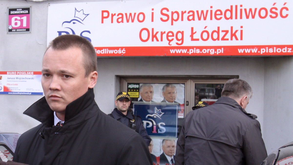 Prezydent Bronisław Komorowski złożył wyrazy głębokiego współczucia rodzinie Marka Rosiaka, który zginął dzisiaj w łódzkim biurze PiS. Prezydent również "łączy się w nadziei" z rodziną ciężko rannego Pawła Kowalskiego.