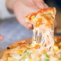 Kásás Tamás minden nap ingyen pizzákat szállít a kórházakba