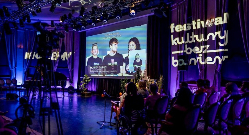 Przez sześć dni festiwalu w ponad 20 miastach odbywają się wydarzenia dostępne dla wszystkich. Organizatorzy zapewniają m.in. audiodeskrypcję, napisy, pętle indukcyjne i tłumaczenie na polski język migowy.