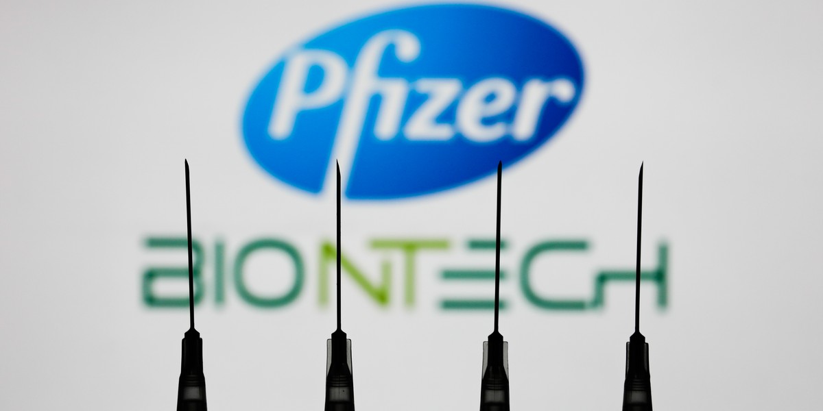 Wielka Brytania może być pierwszym krajem, który zaakceptuje oficjalnie szczepionkę na COVID duetu Pfizer/BioNTech