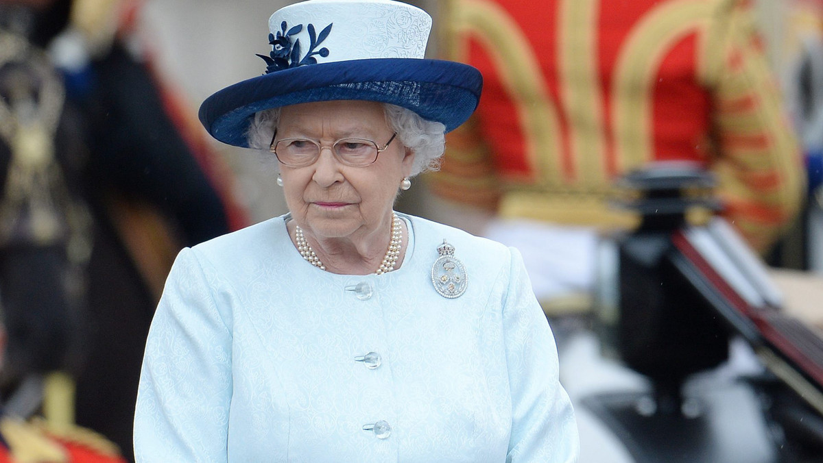 Z udziałem ponad tysiąca gwardzistów przy dusznej, choć bezdeszczowej pogodzie na placu musztry królewskiej gwardii konnej w Londynie odbyła się doroczna parada z okazji "oficjalnych" urodzin Elżbiety II, będących w W. Brytanii świętem państwowym.