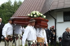 Pogrzeb Józefa Wesołowskiego. Odczytali list: Moja wina to nieroztropne spacerowanie nad morzem. WIDEO