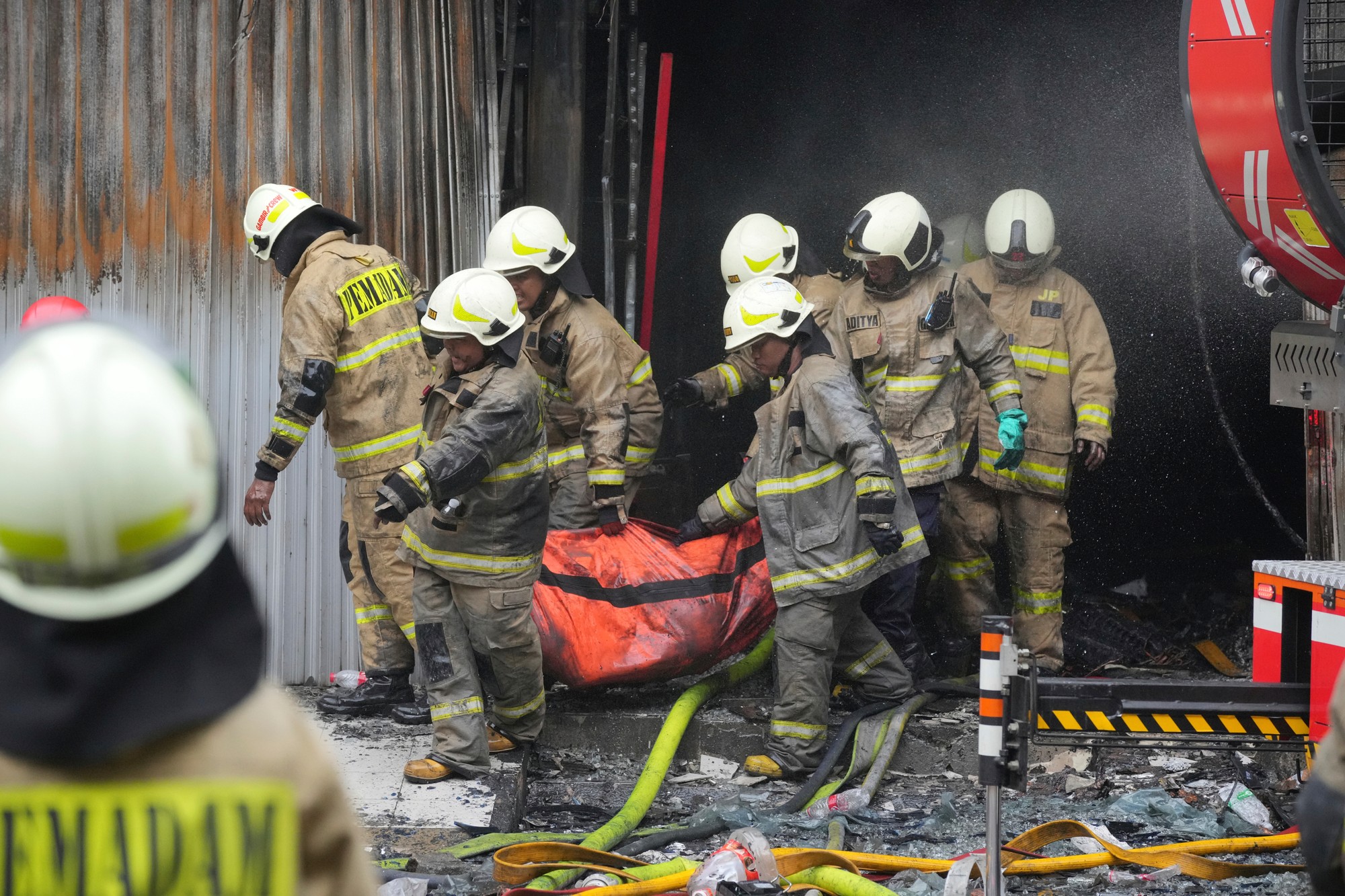 Najmenej 17 ľudí zahynulo pri požiari kancelárskej budovy v Jakarte.