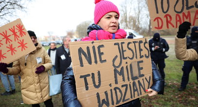 Protesty podczas spotkania prezesa PiS z mieszkańcami Nowej Soli. Kaczyńskiego chronił tłum policjantów [ZDJĘCIA]