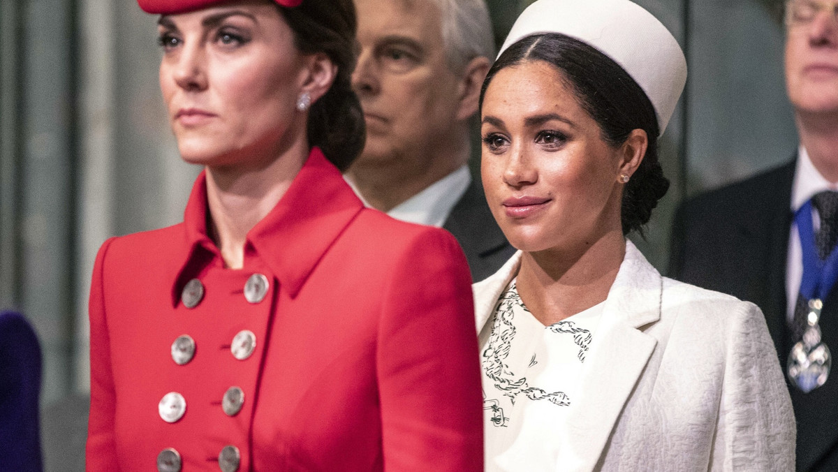 Na królewskim dworze wciąż niespokojnie. Choć królowa i jej eksperci od PR robią wszystko, żeby uciszyć plotki o konflikcie księżnych Kate i Meghan, te nie cichną. A wręcz powracają, w dodatku za każdym razem ze zdwojoną siłą. Nie pomagają uśmiechy do zdjęć i przyjacielskiej gesty obu księżnych na oficjalnych wyjściach. Brytyjskie media jednak wiedzą swoje. 