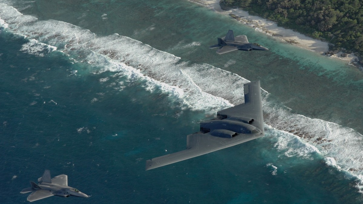 Bombarder B-2 u pratnji dva aviona F-22 