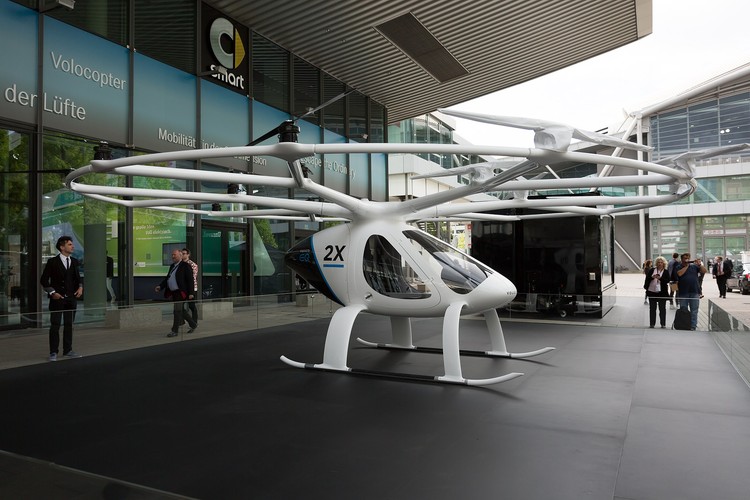 Wspierany przez firmę Daimler AG Volocopter wyposażony jest w 18 wirników, napędzanych dziewięcioma bateriami. Dla bezpieczeństwa pojazd posiada specjalny spadochron. Volocopter może latać z maksymalną prędkością 62 mph (99,8 km/h). Przeznaczony jest do lotów na krótkich dystansach, takich jak np. loty na lotnisko. W tym roku do lotów testowych firma otworzy „Voloport” w Singapurze. Usługi komercyjne przewidywane są na 2021 roku.<br>
<br>
<b>Podstawowe dane: </b><br>
Producent: Volocopter GmbH, Niemcy<br>
Pierwszy lot: 2016 r.<br>
Zasięg: 17 mil (27,4 km), 27 minut<br>
Liczba miejsc: 2 pasażerów <br>
Udźwig: 350 funtów (158,8 kg)<br>
<br>
Źródło fot.: Own work <br> fot. Matti Blume (CC-BY-SA-4.0)