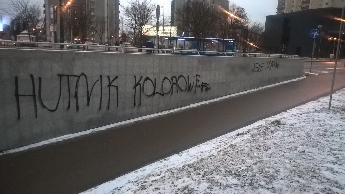 Nieznani sprawcy namalowali pseudograffiti przy wejściu do przejścia podziemnego pod rondem Czyżyńskim. Malowidło powstało na jednej ze ścian, niedawno wyremontowanego obiektu. O pojawieniu się bohomazów poinformowaliśmy urzędników. MPO obiecało usunąć napis.