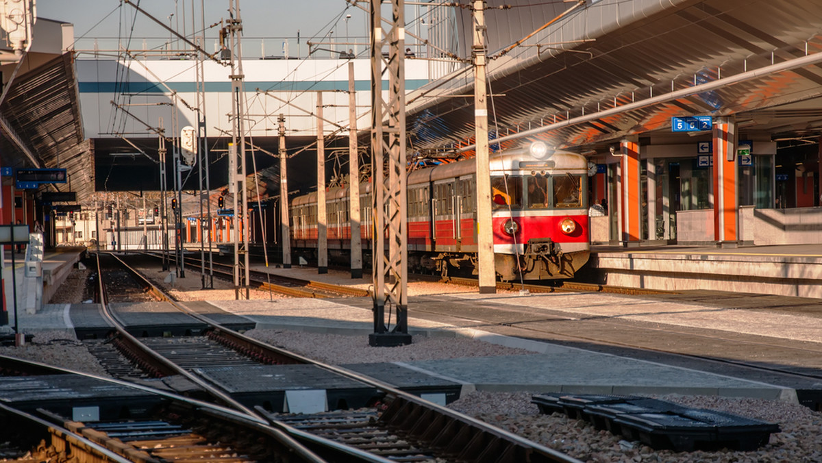 W związku z ŚDM 2016, dziś o 14 na dworcach Kraków Główny i Płaszów wprowadzony zostanie specjalny, tymczasowy system odprawy pasażerów. Wejście na perony odbywać się będzie przez strefy buforowe. Na stacji należy pojawić się godzinę przed odjazdem pociągu.