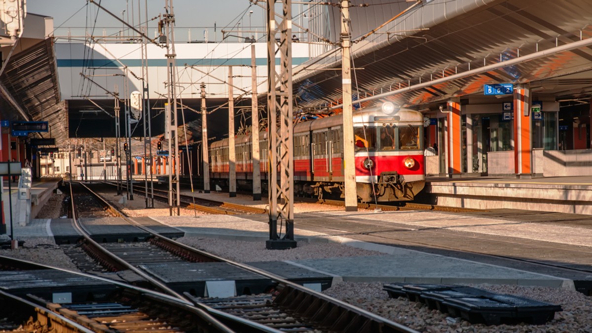 W związku z ŚDM 2016, dziś o 14 na dworcach Kraków Główny i Płaszów wprowadzony zostanie specjalny, tymczasowy system odprawy pasażerów. Wejście na perony odbywać się będzie przez strefy buforowe. Na stacji należy pojawić się godzinę przed odjazdem pociągu.