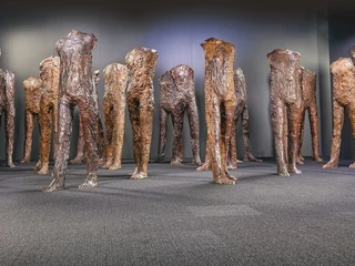 8,02 mln zł - Magdalena Abakanowicz - "Caminando"