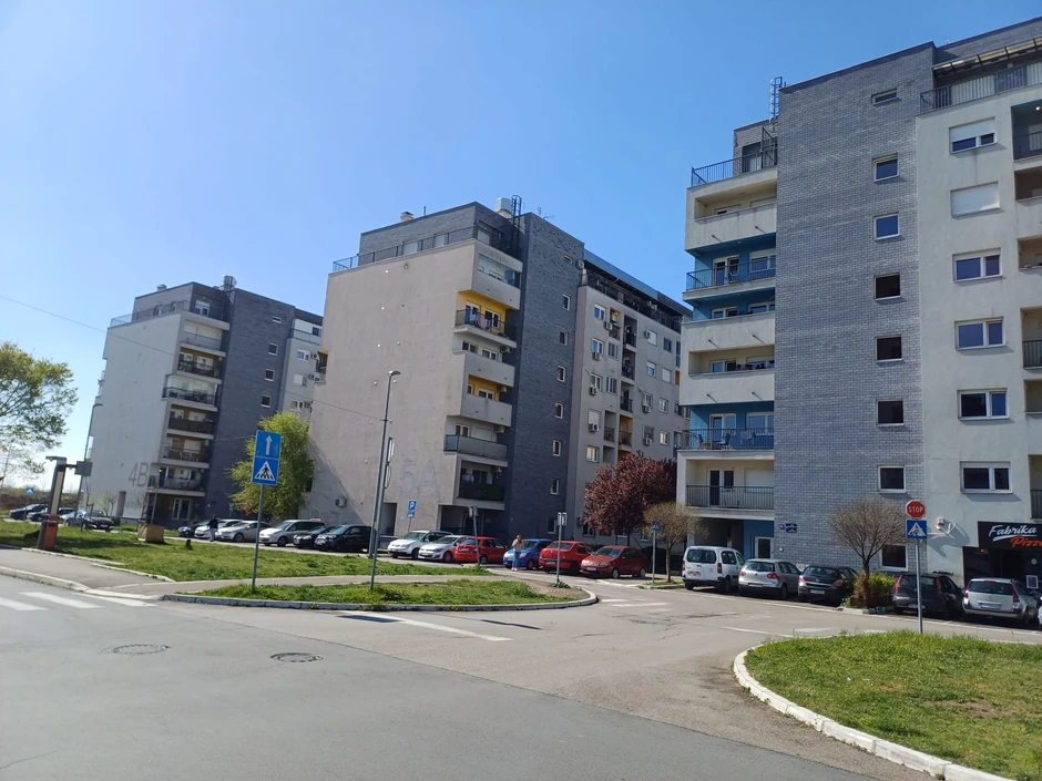 Ukupna površina kompleksa na kojima je planirana izgradnja stanova za pripadnike snaga bezbednosti je 95.318 m2