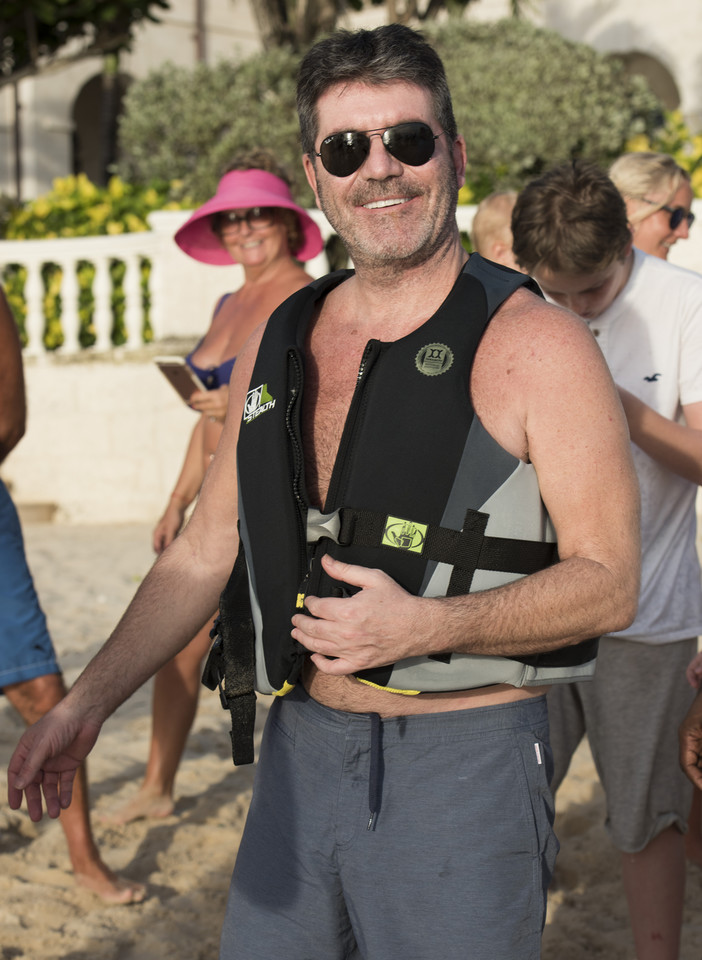 Simon Cowell ze swoją seksowną partnerką wypoczywa na Barbadosie
