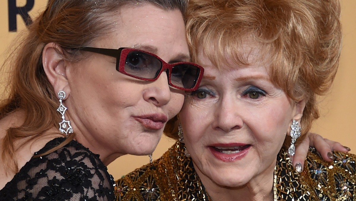 Telewizyjna premiera filmu "Bright Lights", opowiadającego o relacji Carrie Fisher i Debbie Reynolds, odbędzie się wcześniej, niż planowano. Dokument zostanie wyemitowany w USA 7 stycznia 2017 r.