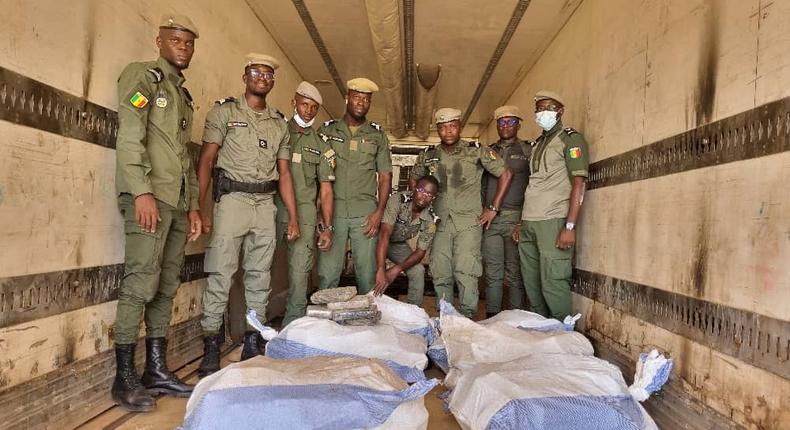 Kidira, la Douane sénégalaise a saisi 300kg de drogue dissimulés dans la coque d'un camion frigorifique, samedi 29 octobre 2022.