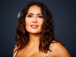 "Można oszaleć...". Dekolt 56-letniej Salmy Hayek rozgrzał internautów do czerwoności. FOTO