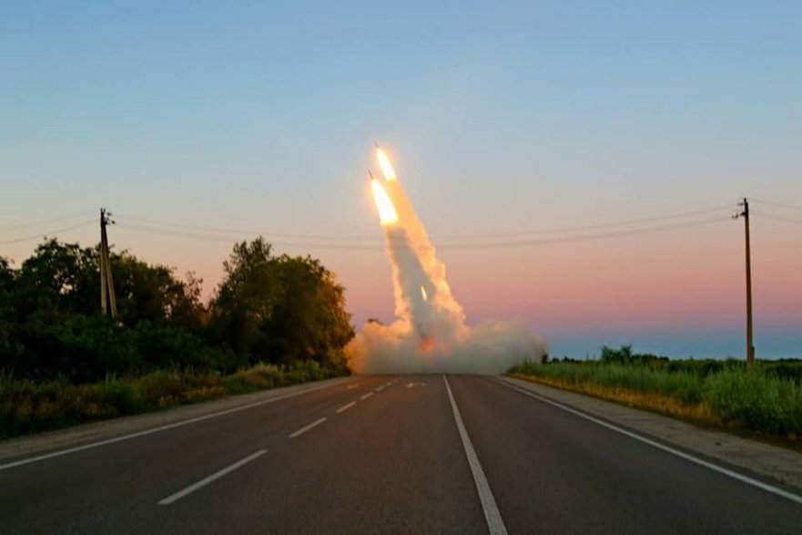 Ukraińskie oddziały używają nowych amerykańskich wyrzutni HIMARS.