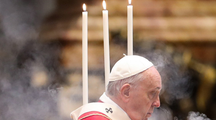 Ferenc pápa szentmisét mutat be a 2021-ben elhunyt püspökökért és bíborosokért a vatikáni Szent Péter-bazilikában. / Fotó: MTI/EPA/Pool/Yara Nardi