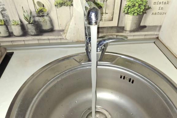 ZAŠTO VODA U PANČEVU IMA MIRIS Zavod za javno zdravlje i sanitarna inspekcija ponovo na terenu, nastavljaju ispitivanja