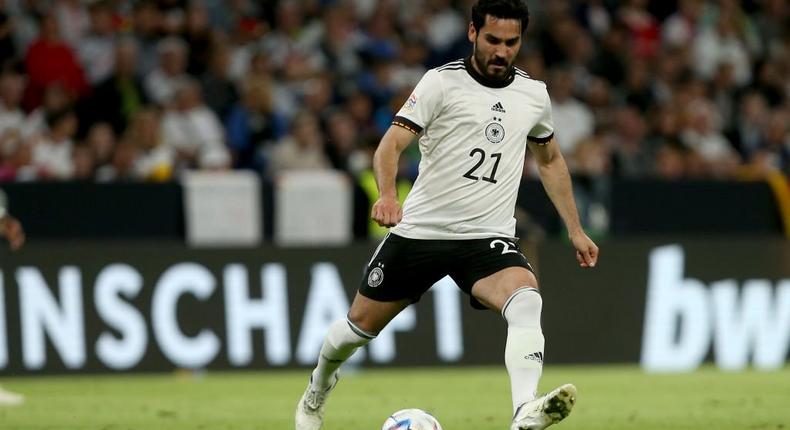 Pour leur match face à l'Angleterre, lkay Guendogan et le reste de la sélection allemande arborait un maillot dépourvu des traditionnelles 4 étoiles de champion du monde puisqu'il s'agissait du maillot de l'équipe féminine avec ses deux étoiles/Bayern & Germany