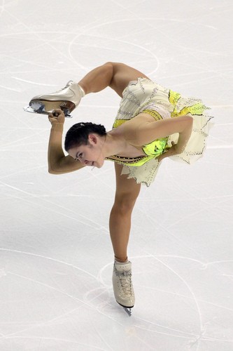 Seksowne łyżwiarki swoim tańcem rozgrzeją nie tylko lód