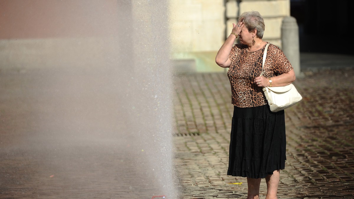 WARSZAWA POGODA UPAŁ KURTYNY WODNE