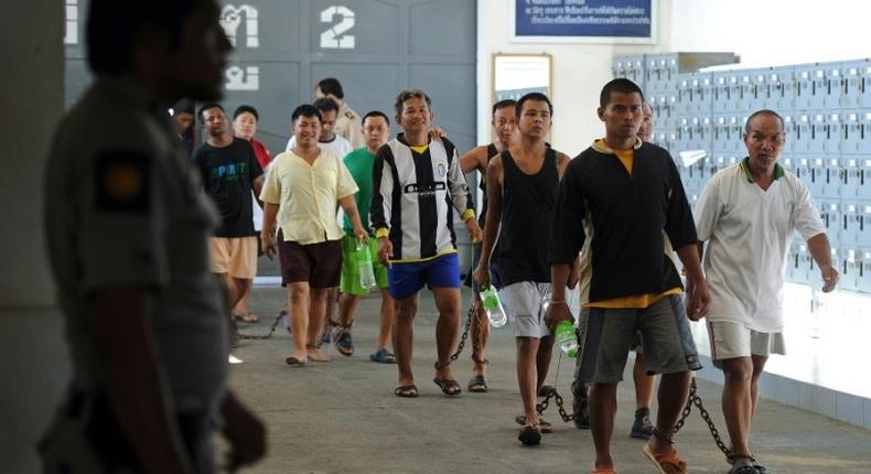 Prisoners are evacuated from Klongprem Central Prison in Bangkok during heavy flooding on October 26, 2011