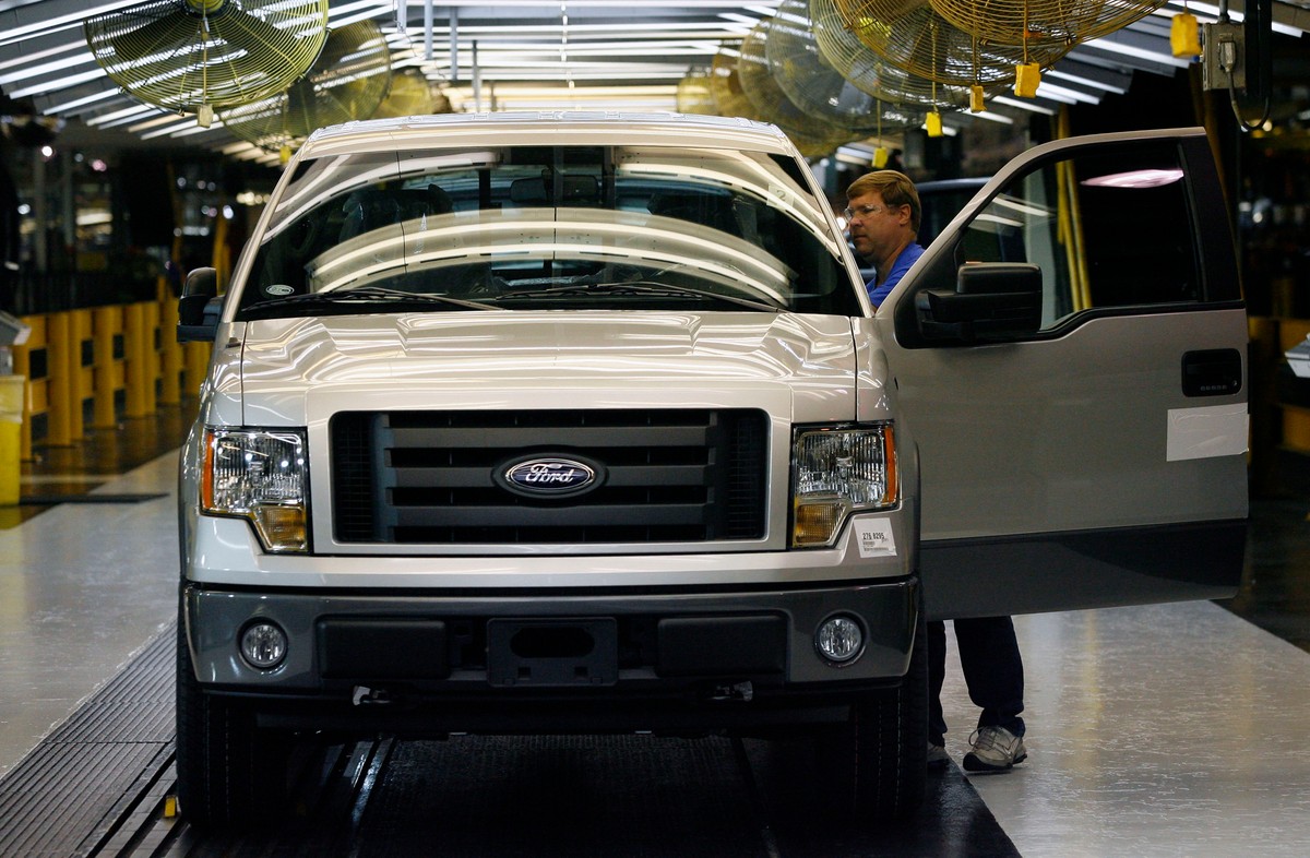 Ford grozi zmniejszeniem o połowę produkcji samochodów dostawczych w Southampton, a właściciel Land Rovera, spółka Tata, nie wyklucza, iż może zostać zmuszony do ogłoszenia zwolnień. Fot. Bloomberg