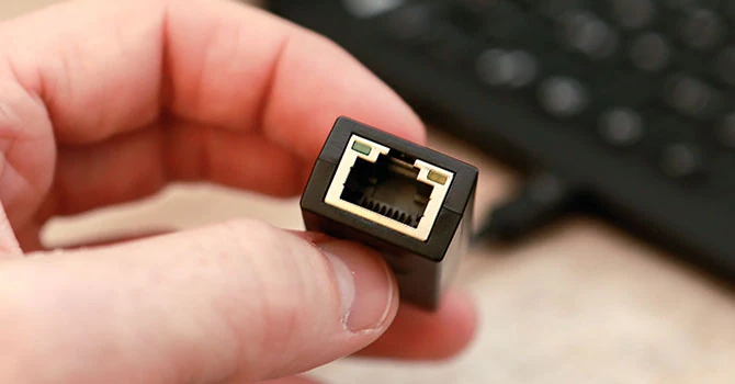 Sprzętowe łącze LAN można podłączyć do Lenovo przez dostarczony w komplecie adapter USB-LAN.