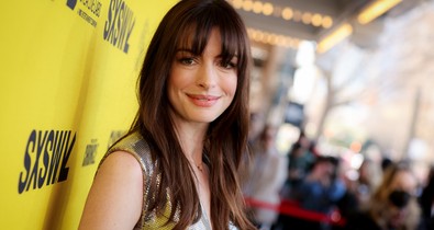 Anne Hathaway transzgender zászlós táskával támogatja a transz közösséget