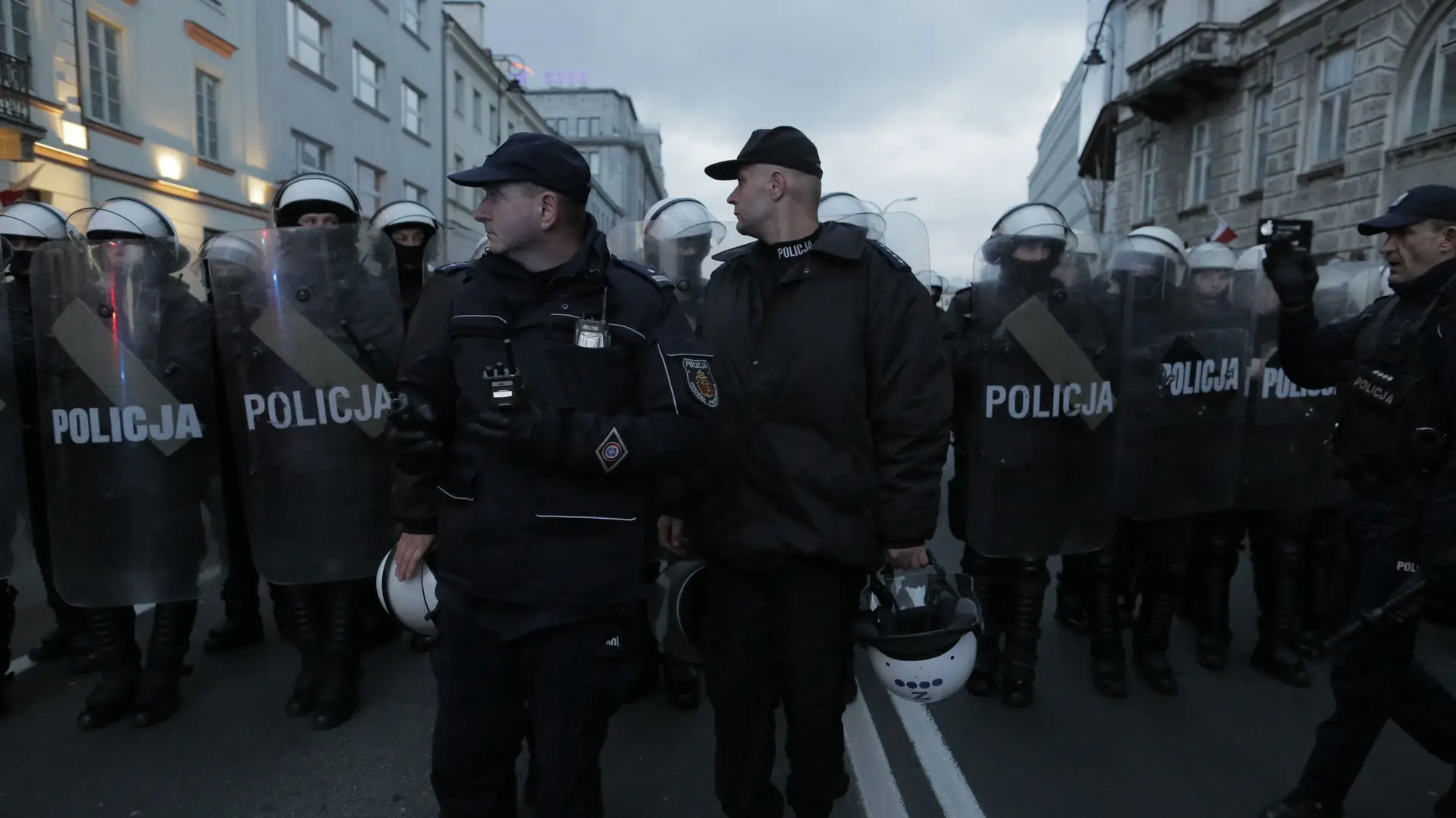 "Siadaj, ku*wo”" czy "Wsiadaj, Kulson"? Zaprzeczamy własnym zmysłom, żeby nie przyznać racji policji i znienawidzonemu Błaszczakowi