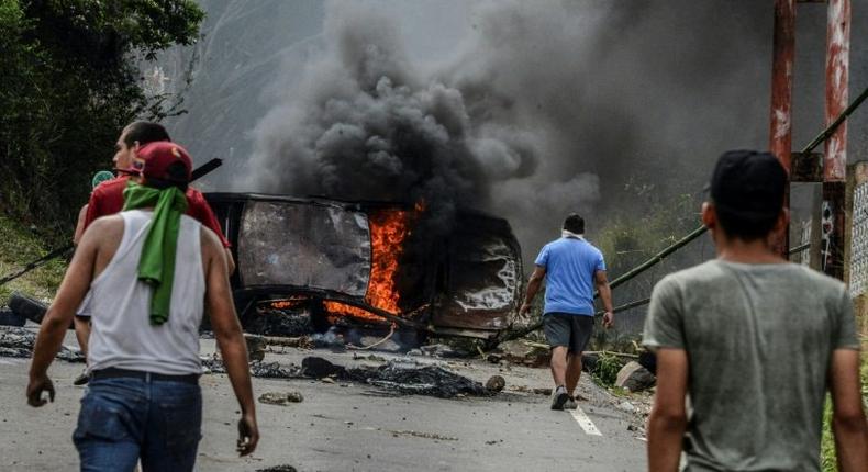 Venezuelan opposition activists set up barricades during a demonstration against President Nicolas Maduro, in San Cristobal, on April 24, 2017