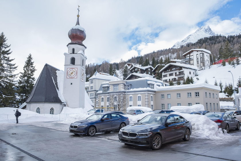 Na zdjęciu: parking przed Steigenberger Grandhotel Belvédere