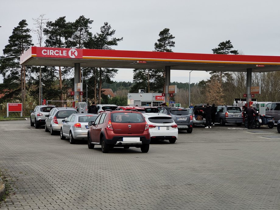 Kolejka niemieckich aut pod stacją w Lubieszynie